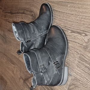 Black ankle boits